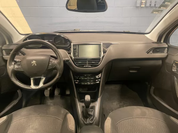 Peugeot 208 Feline 2017 - Image 11