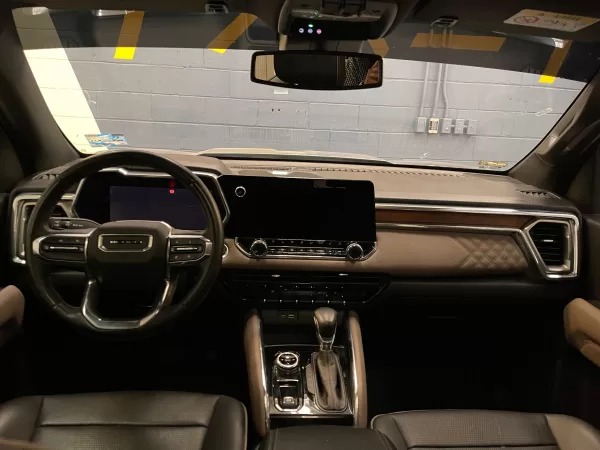 GMC Canyon Denali 2023 - Image 11