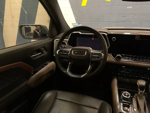 GMC Canyon Denali 2023 - Image 12