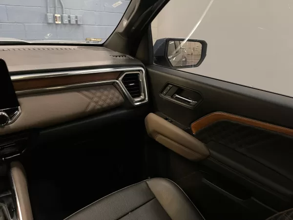 GMC Canyon Denali 2023 - Image 17